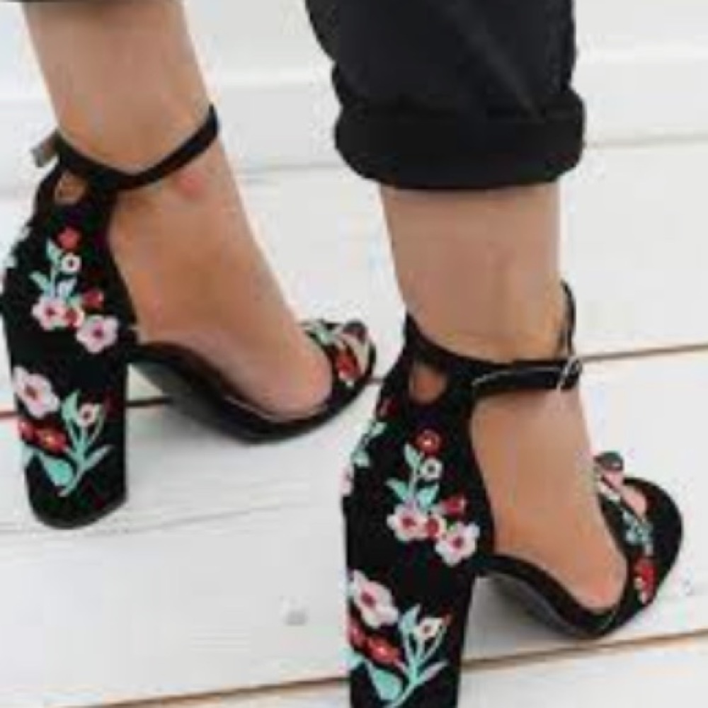 Bamboo sandals with flower embroidery on heels